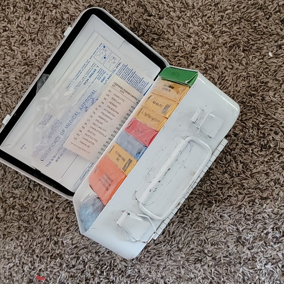 Vintage BNSF RR 1st aid kit. - Picture 4 of 10